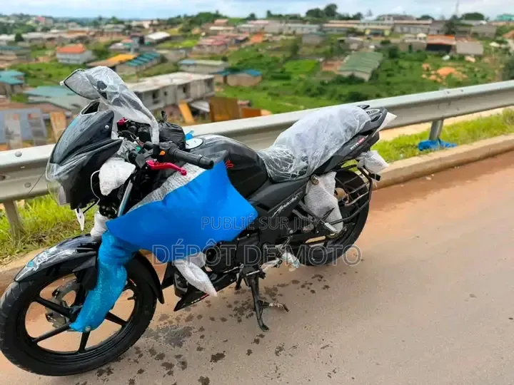 Nouveau TVS Apache 180 RTR 2025 Noir