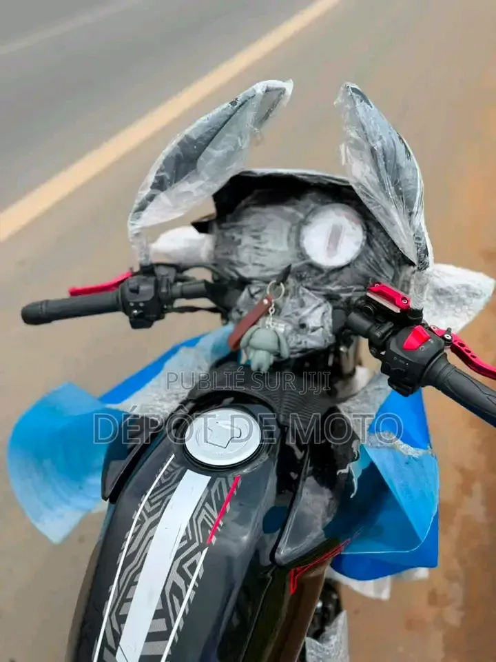 Nouveau TVS Apache 180 RTR 2025 Noir