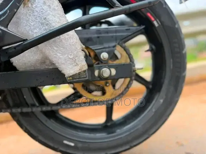 Nouveau TVS Apache 180 RTR 2025 Noir