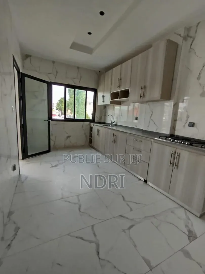 2chbre Appartement dans Building House, Cocody à Louer