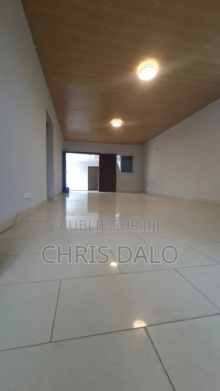 5chbre Villa dans Jeune Christ, Cocody à Louer