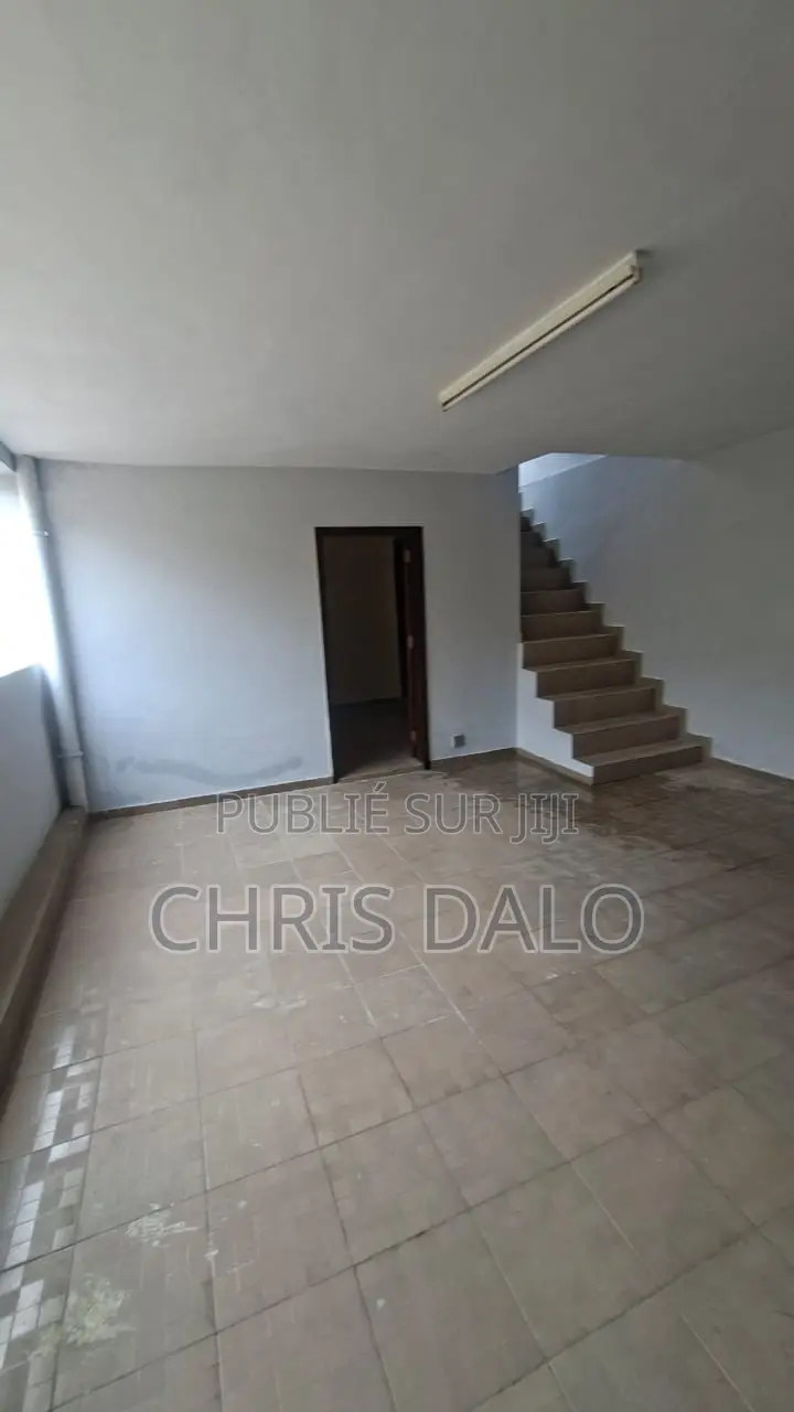 5chbre Villa dans Jeune Christ, Cocody à Louer