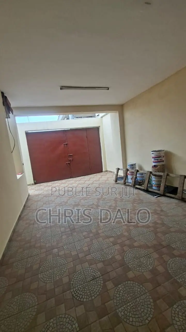 5chbre Villa dans Jeune Christ, Cocody à Louer