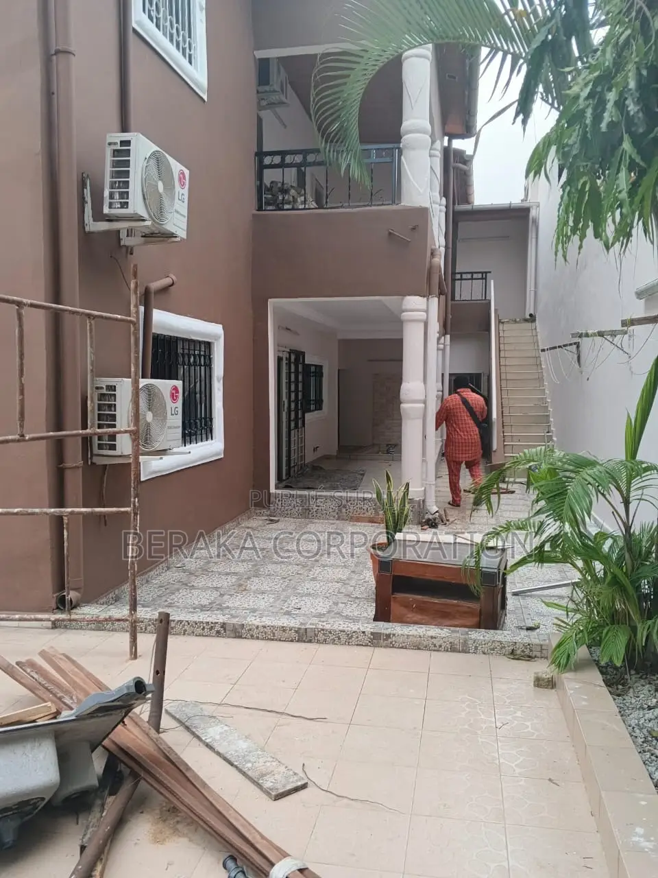 6chbre Duplex dans Beraka Corporation, Cocody à Louer