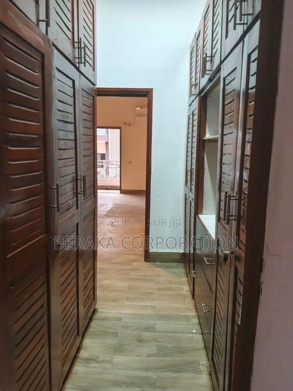 6chbre Duplex dans Beraka Corporation, Cocody à Louer