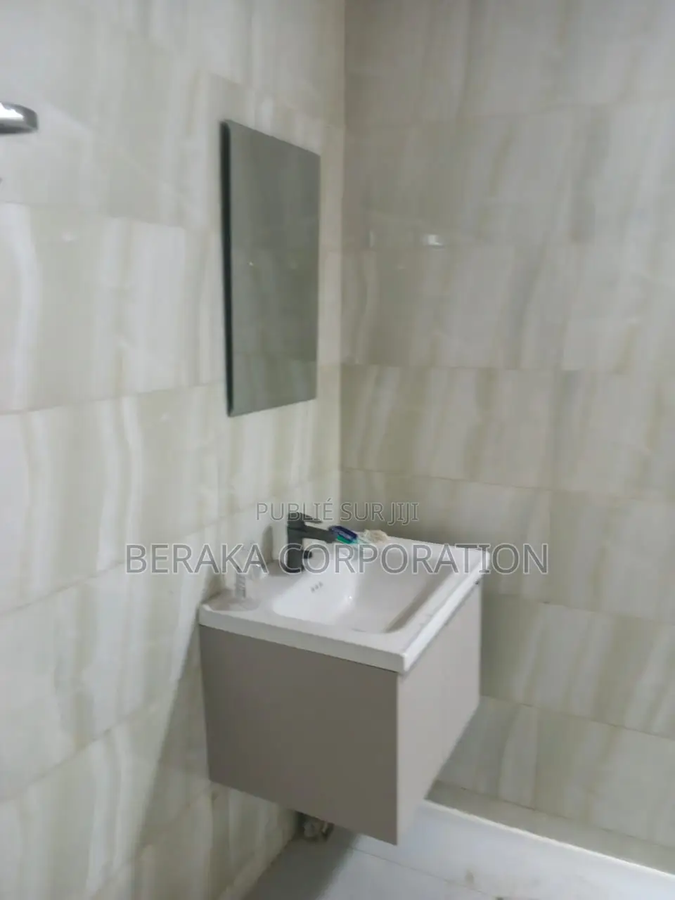 6chbre Duplex dans Beraka Corporation, Cocody à Louer