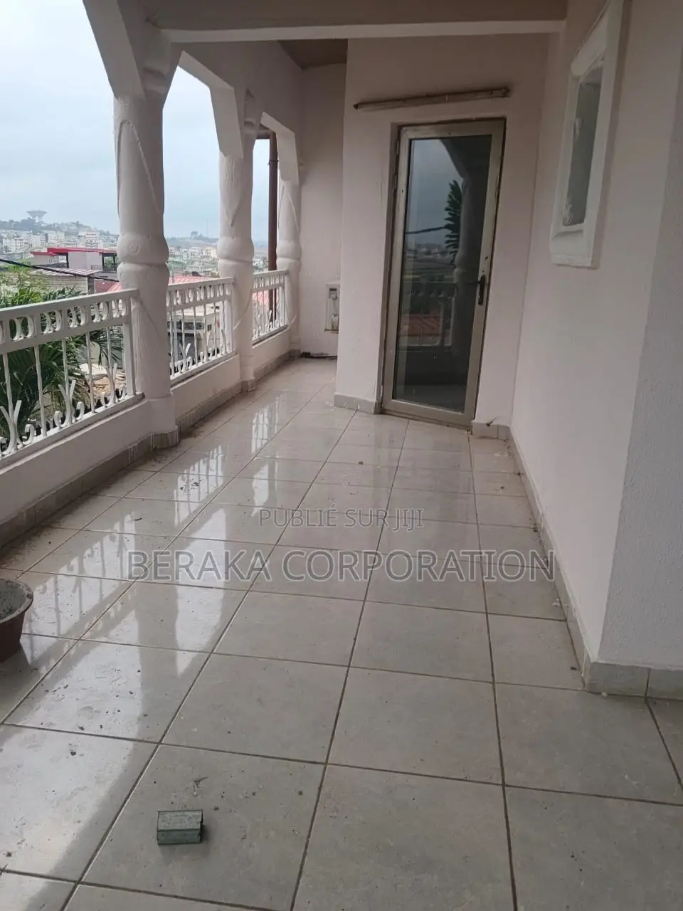 6chbre Duplex dans Beraka Corporation, Cocody à Louer