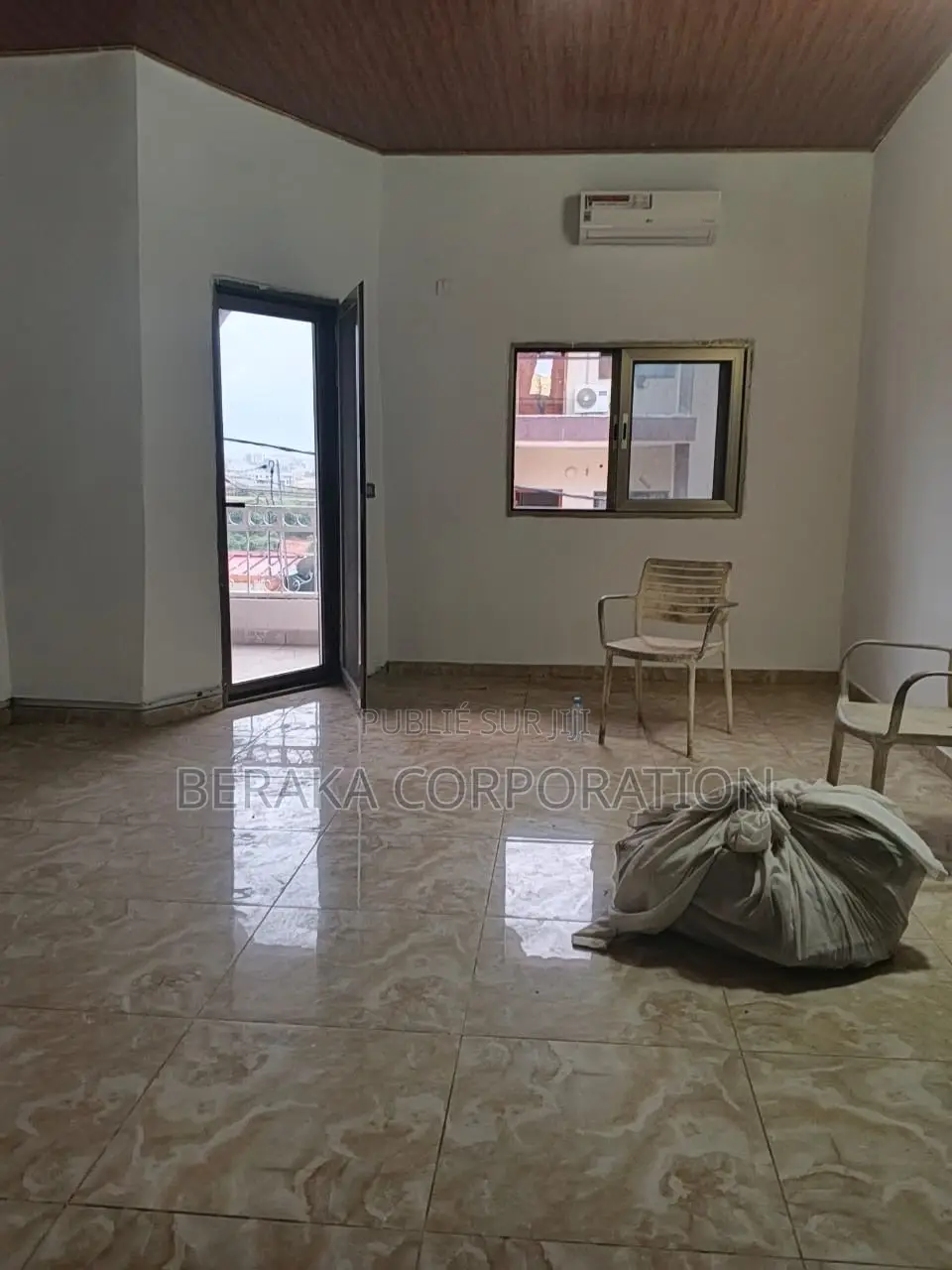 6chbre Duplex dans Beraka Corporation, Cocody à Louer