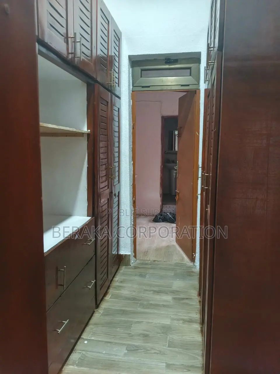 6chbre Duplex dans Beraka Corporation, Cocody à Louer