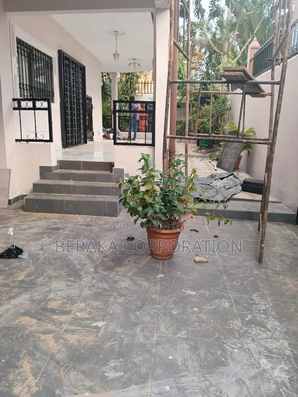 6chbre Duplex dans Beraka Corporation, Cocody à Louer