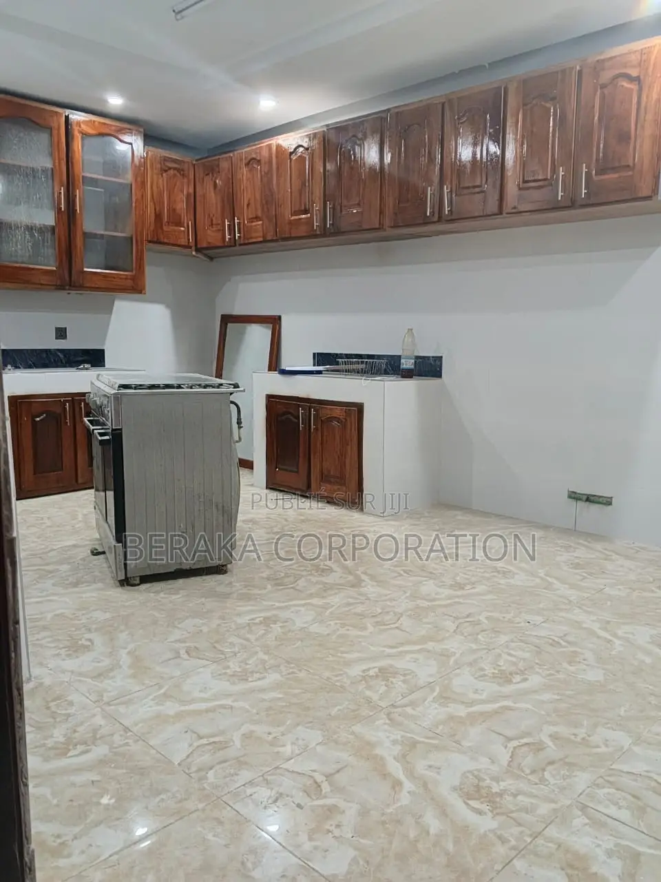 6chbre Duplex dans Beraka Corporation, Cocody à Louer