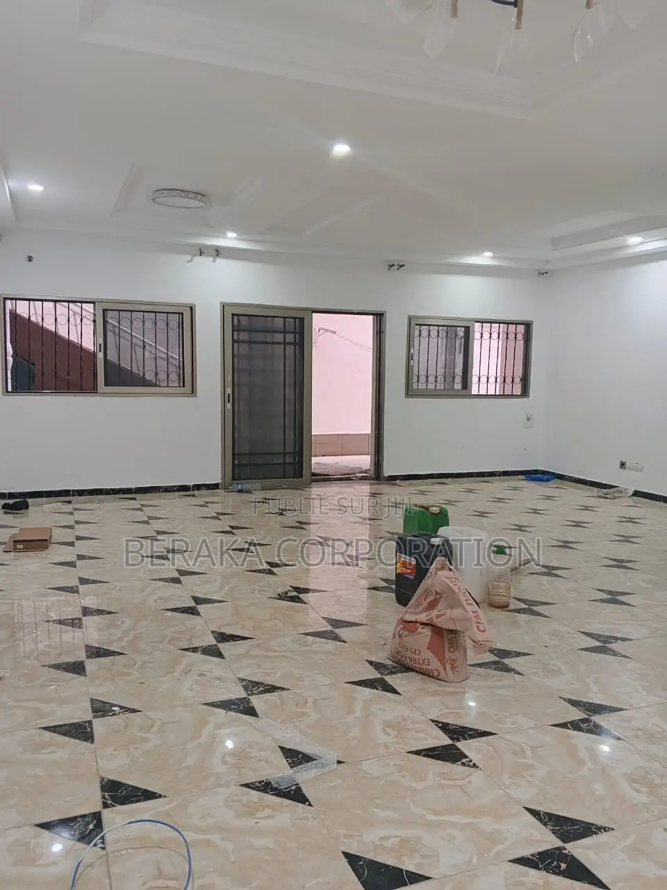 6chbre Duplex dans Beraka Corporation, Cocody à Louer