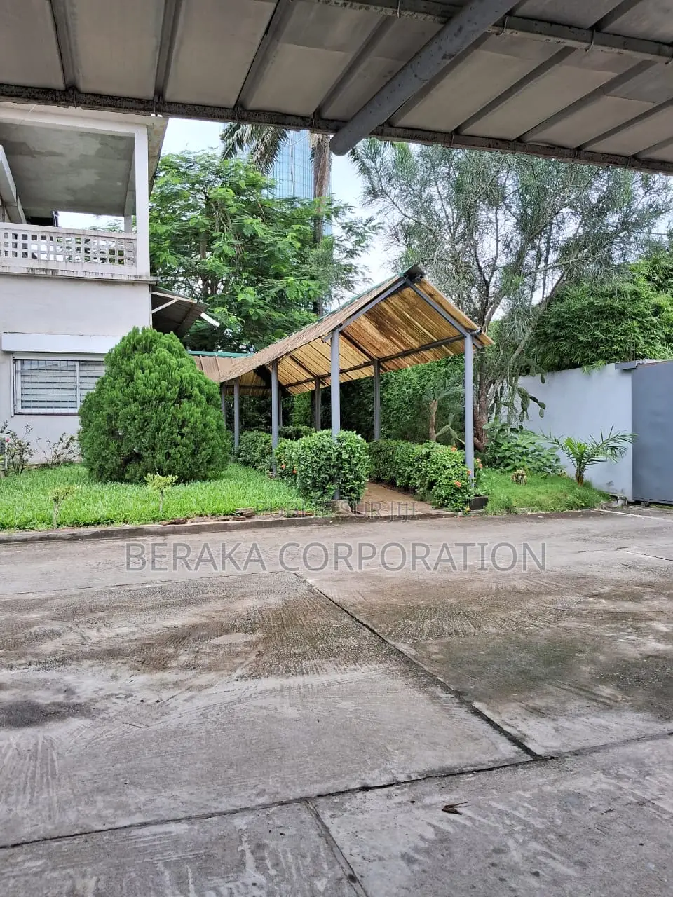 À Vendre — Terrain Bâti Sur 2 439 M2