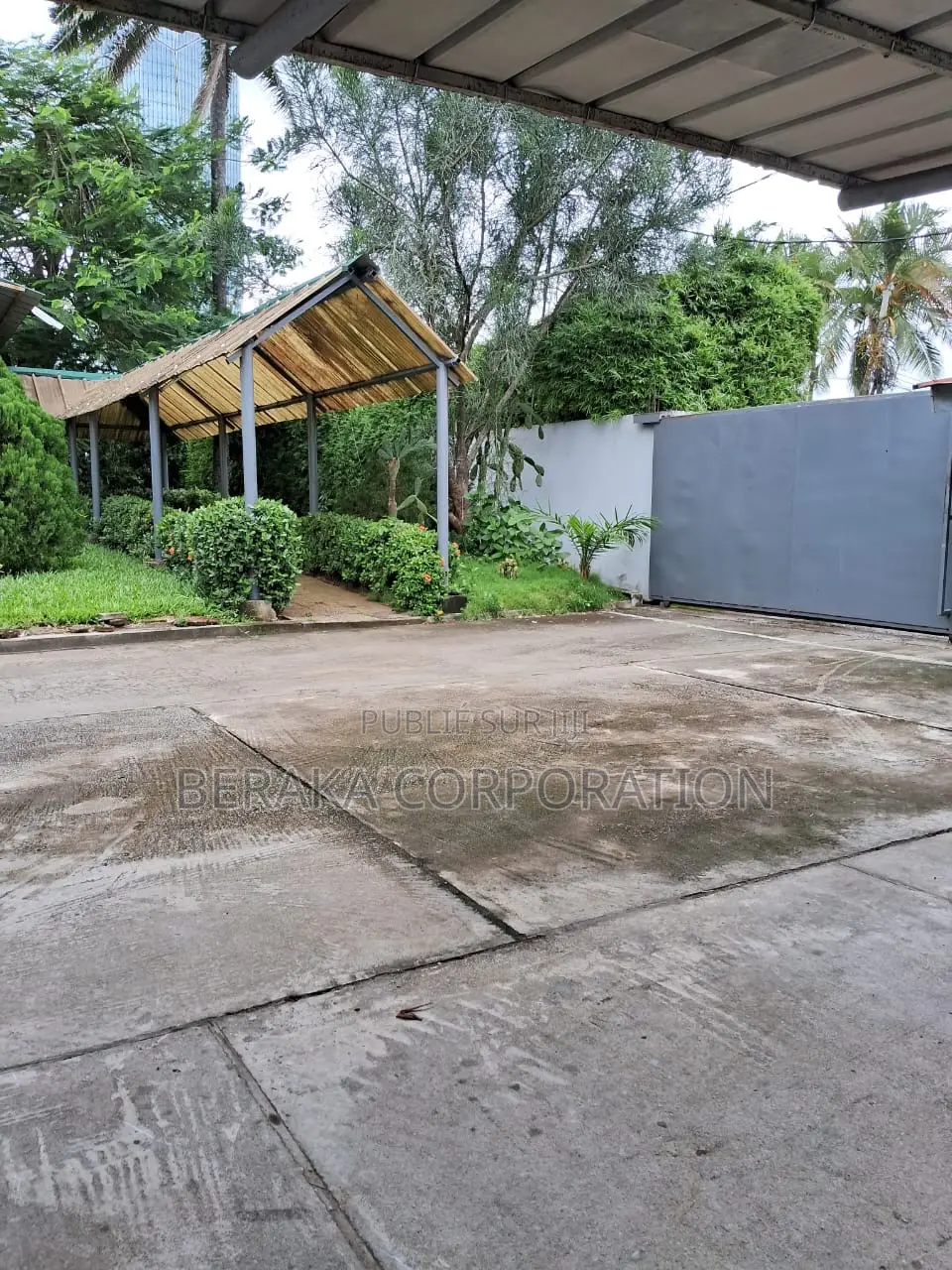 À Vendre — Terrain Bâti Sur 2 439 M2