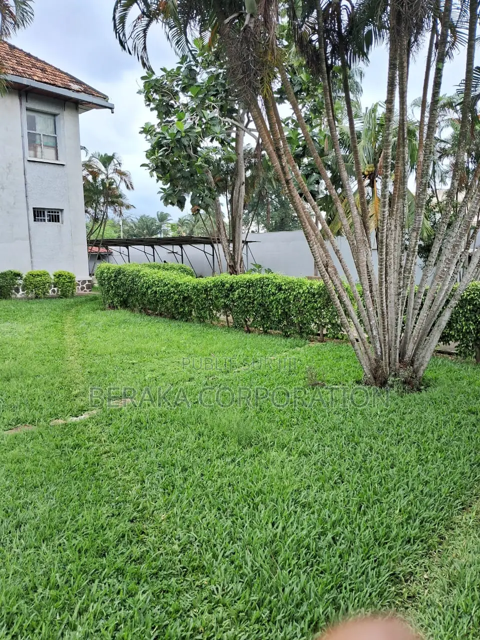 À Vendre — Terrain Bâti Sur 2 439 M2