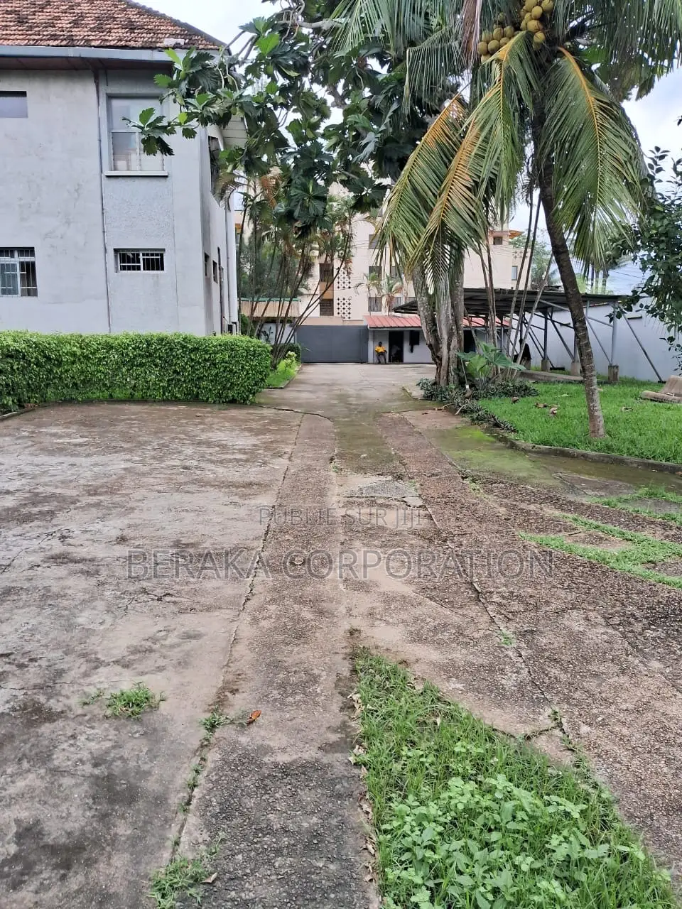 À Vendre — Terrain Bâti Sur 2 439 M2