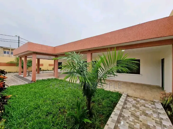 4chbre Villa dans Terre De Grâce, Cocody à Louer
