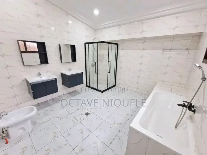 4chbre Villa dans Terre De Grâce, Cocody à Louer