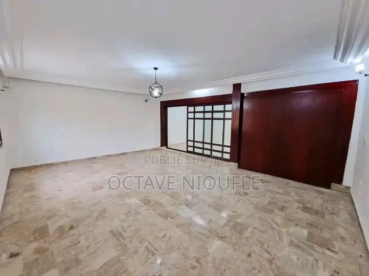 4chbre Villa dans Terre De Grâce, Cocody à Louer