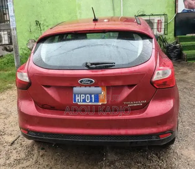 Ford Focus Titanium 4dr Hatchback (2.0L 4cyl 6AM) 2014 Rouge