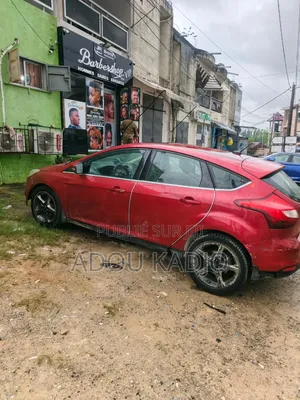 Ford Focus Titanium 4dr Hatchback (2.0L 4cyl 6AM) 2014 Rouge