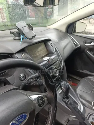 Ford Focus Titanium 4dr Hatchback (2.0L 4cyl 6AM) 2014 Rouge