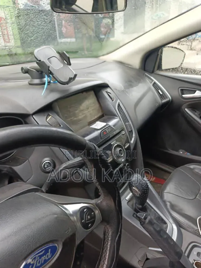 Ford Focus Titanium 4dr Hatchback (2.0L 4cyl 6AM) 2014 Rouge