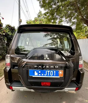 Mitsubishi Pajero V80 3.5 V6 GL/GLS 2020 Marron