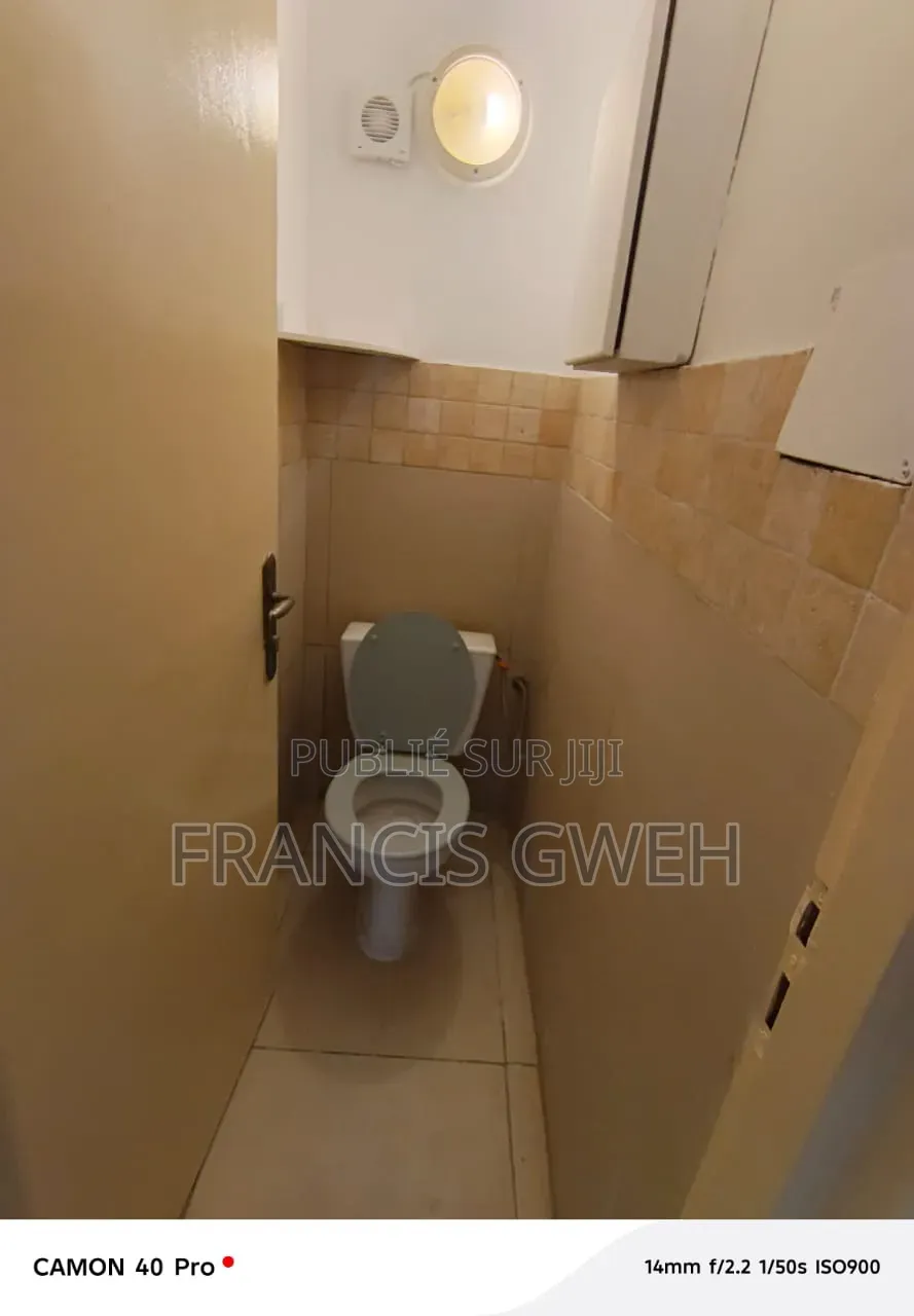 5chbre Villa dans Francis Gweh, Cocody à Louer