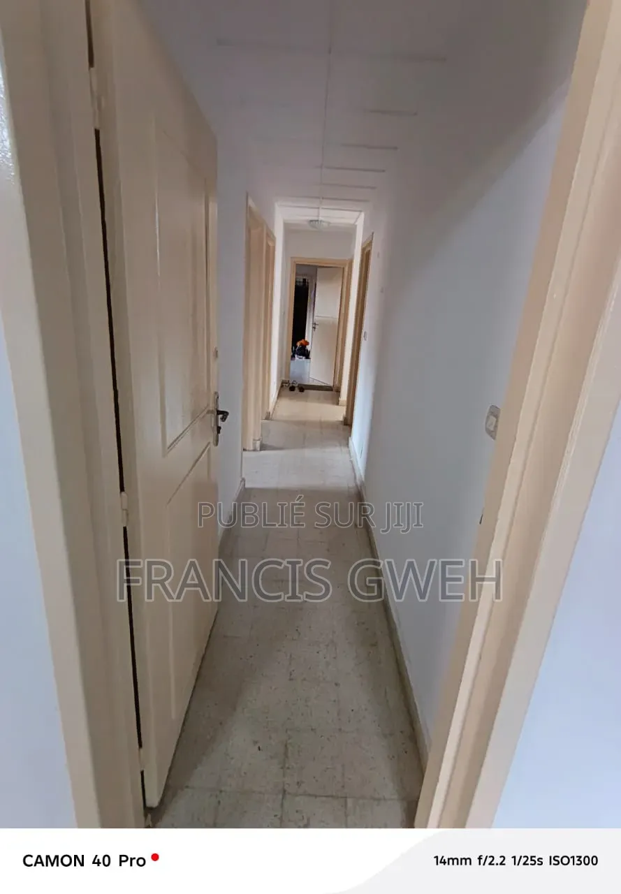 5chbre Villa dans Francis Gweh, Cocody à Louer