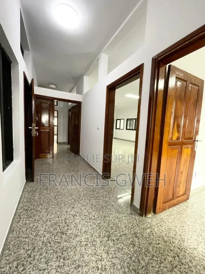 3chbre Appartement dans Francis Gweh, Cocody à Louer