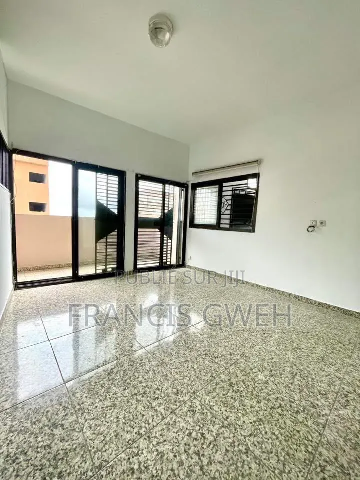3chbre Appartement dans Francis Gweh, Cocody à Louer