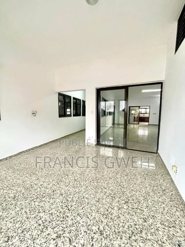 3chbre Appartement dans Francis Gweh, Cocody à Louer