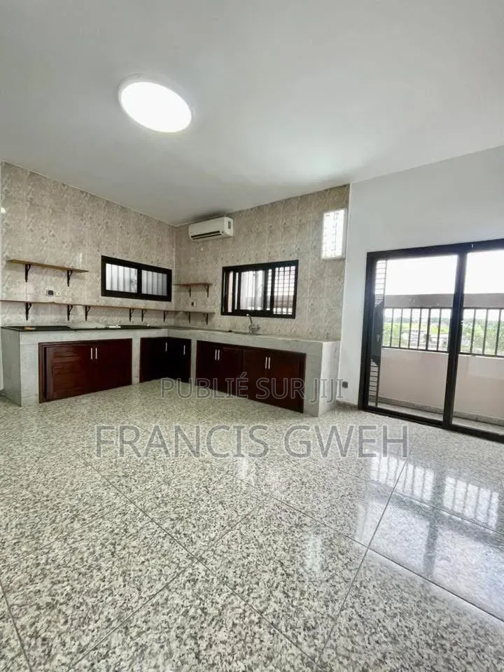 3chbre Appartement dans Francis Gweh, Cocody à Louer