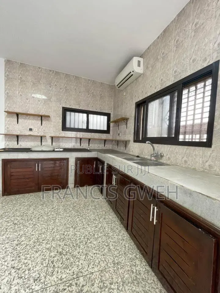 3chbre Appartement dans Francis Gweh, Cocody à Louer