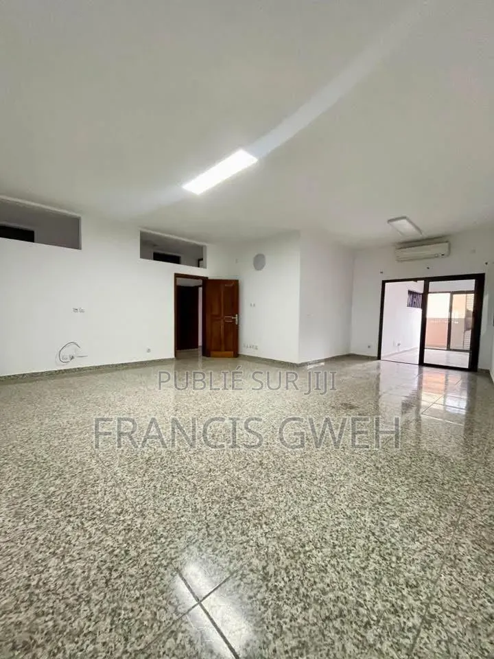 3chbre Appartement dans Francis Gweh, Cocody à Louer
