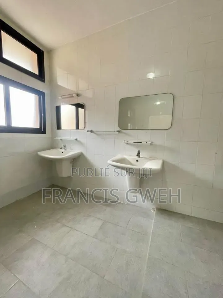 3chbre Appartement dans Francis Gweh, Cocody à Louer