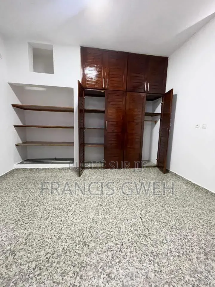 3chbre Appartement dans Francis Gweh, Cocody à Louer