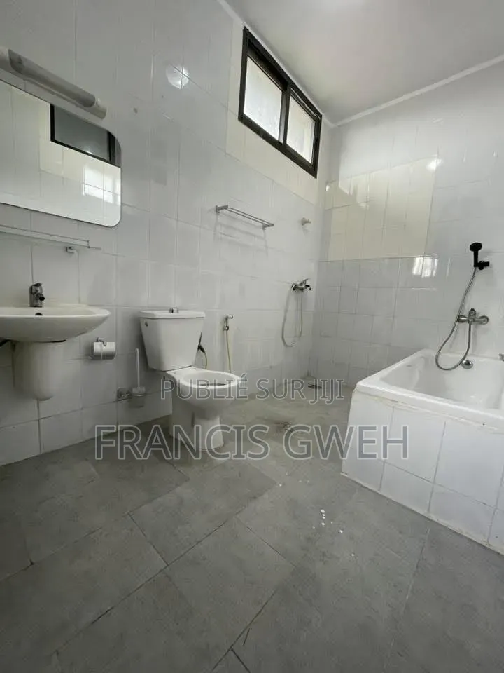 3chbre Appartement dans Francis Gweh, Cocody à Louer