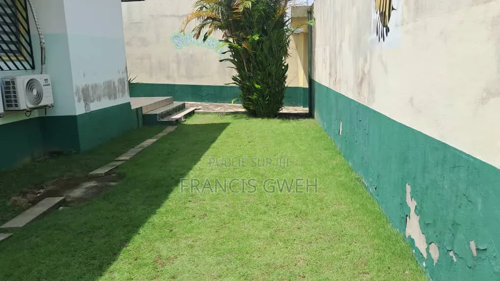 2chbre Villa dans Francis Gweh, Cocody à Vendre