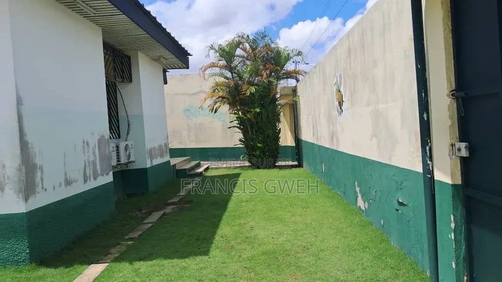 2chbre Villa dans Francis Gweh, Cocody à Vendre