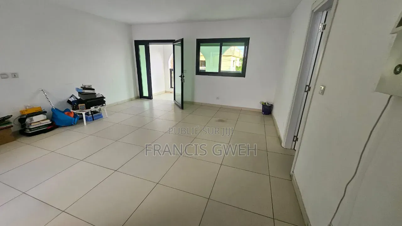 4chbre Duplex dans Francis Gweh, Cocody à Louer