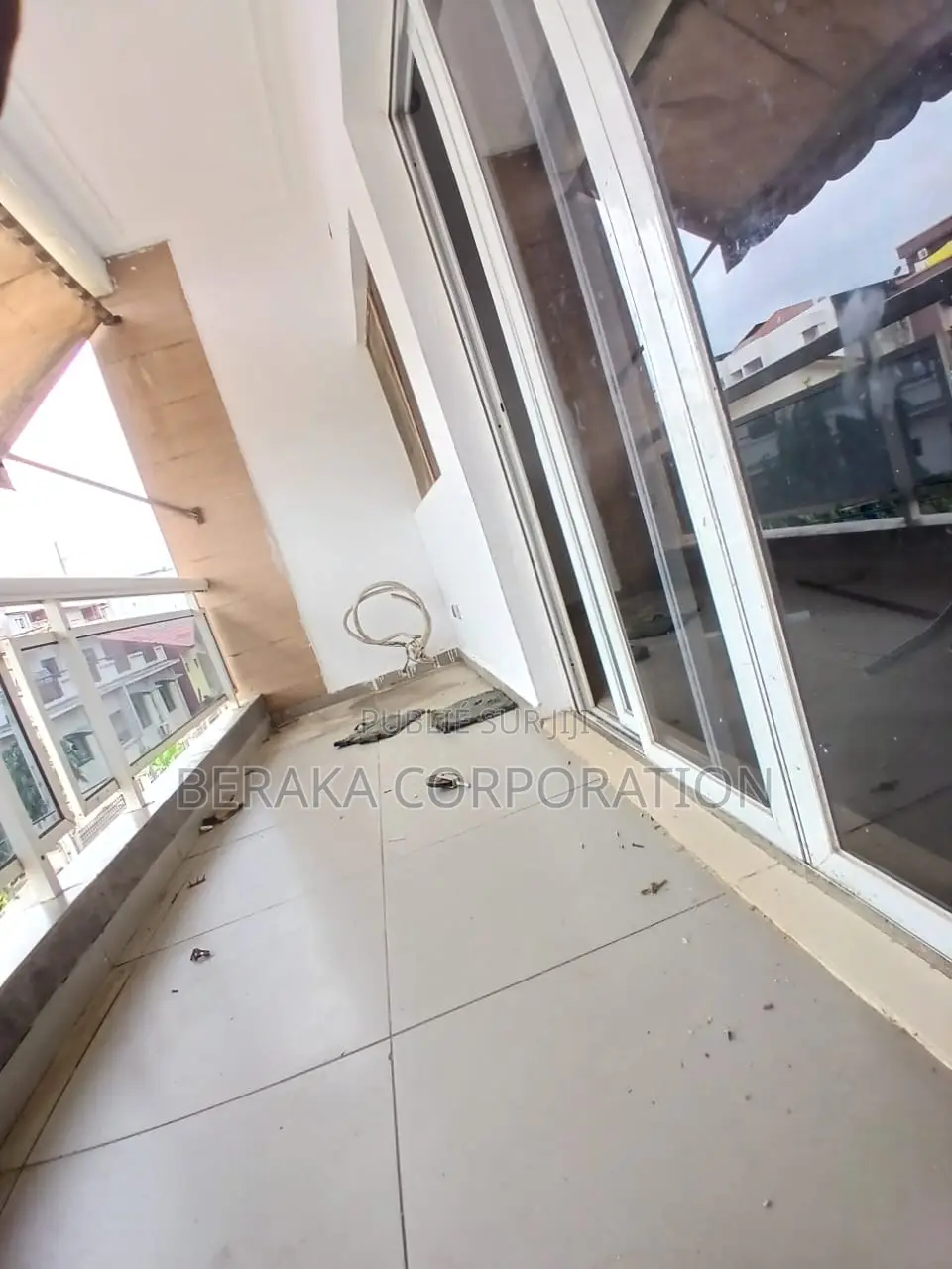 4chbre Duplex dans Beraka Corporation, Cocody à Louer