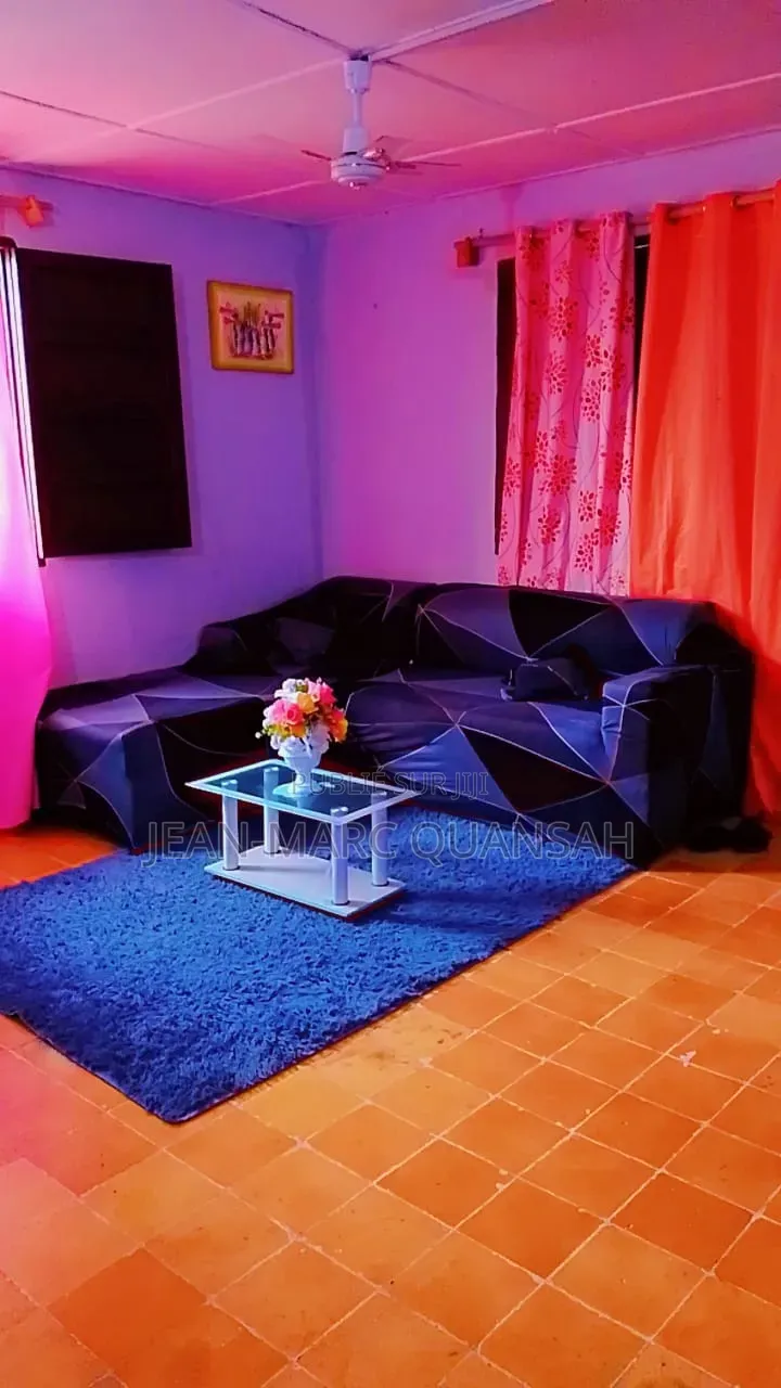 Table À Manger Et Fauteuil