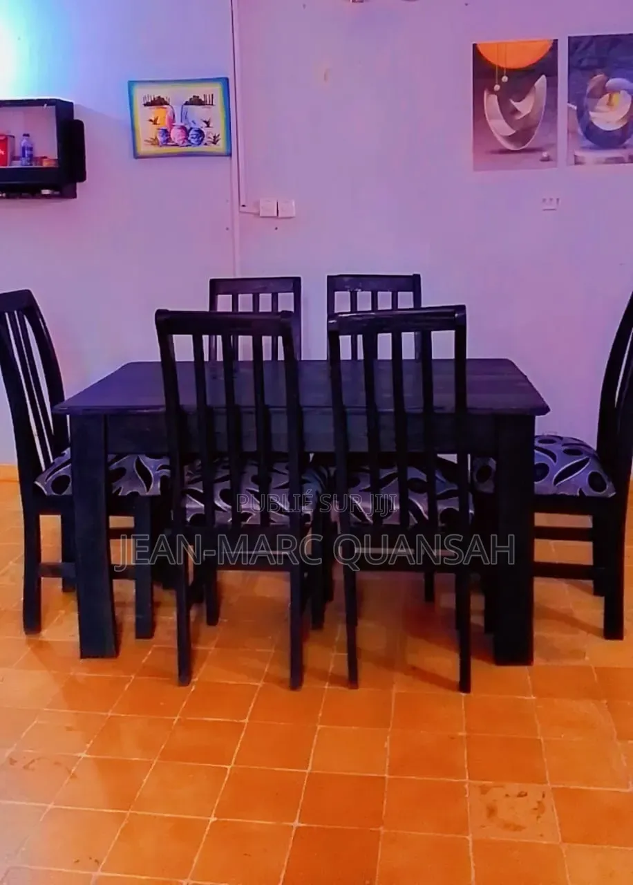 Table À Manger Et Fauteuil