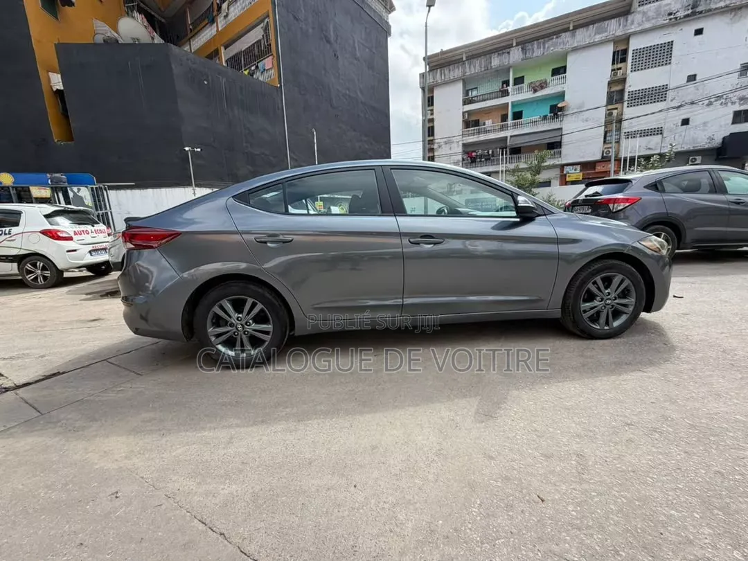 Hyundai Elantra 2018 Gris