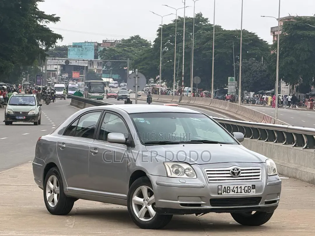 Toyota Avensis 2004 Gris
