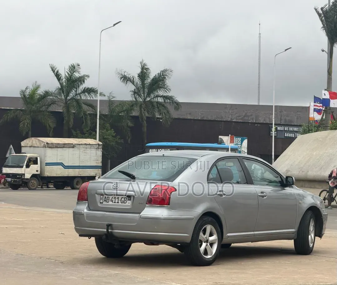Toyota Avensis 2004 Gris