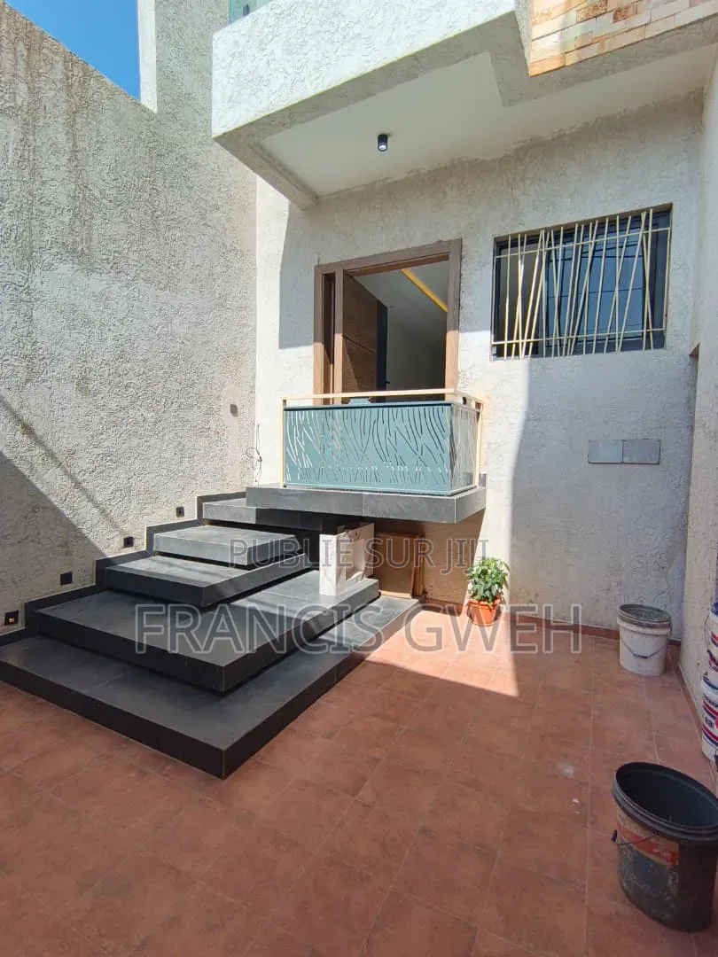 5chbre Duplex dans Francis, Cocody à Vendre