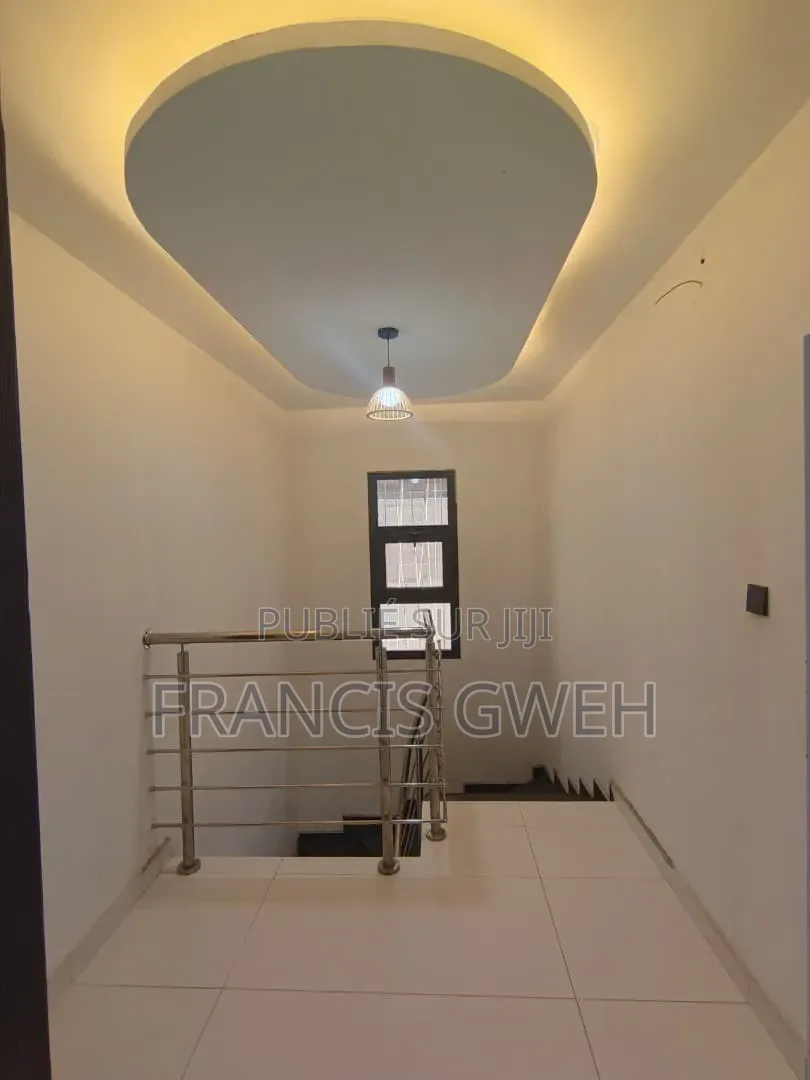 5chbre Duplex dans Francis, Cocody à Vendre